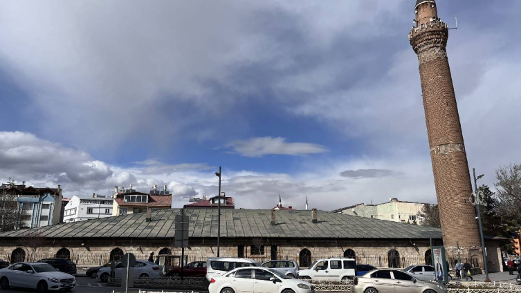 Ulu Cami'nin eğri minaresindeki 'kufi' yazılar restore edilecek